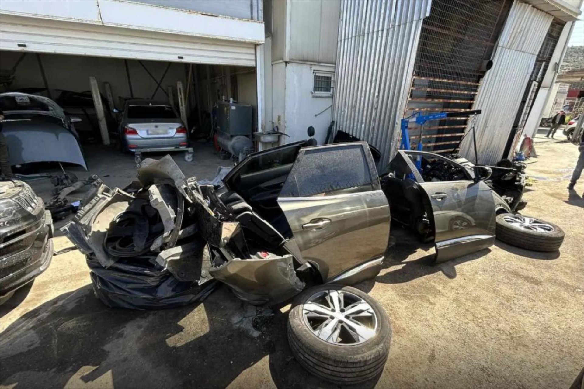 Ελλάδα: Πού βρισκόταν το συνεργείο φάντασμα; Άλλαζαν το πλαίσιο και πουλούσαν τα κλεμμένα αυτοκίνητα 