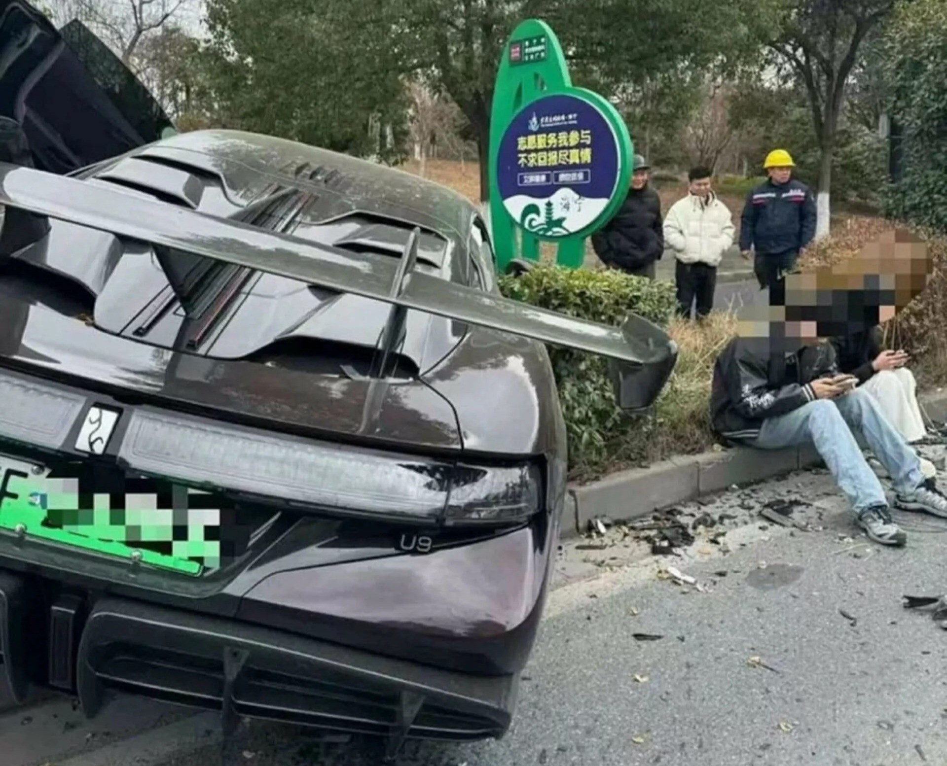Τράκαραν αυτοκίνητο των 1.305 PS και… κάθισαν στο διάζωμα με τα κινητά