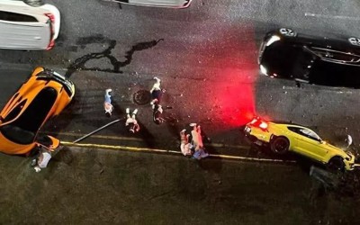 McLaren και Mustang τράκαραν μεταξύ τους και τούμπαραν! 