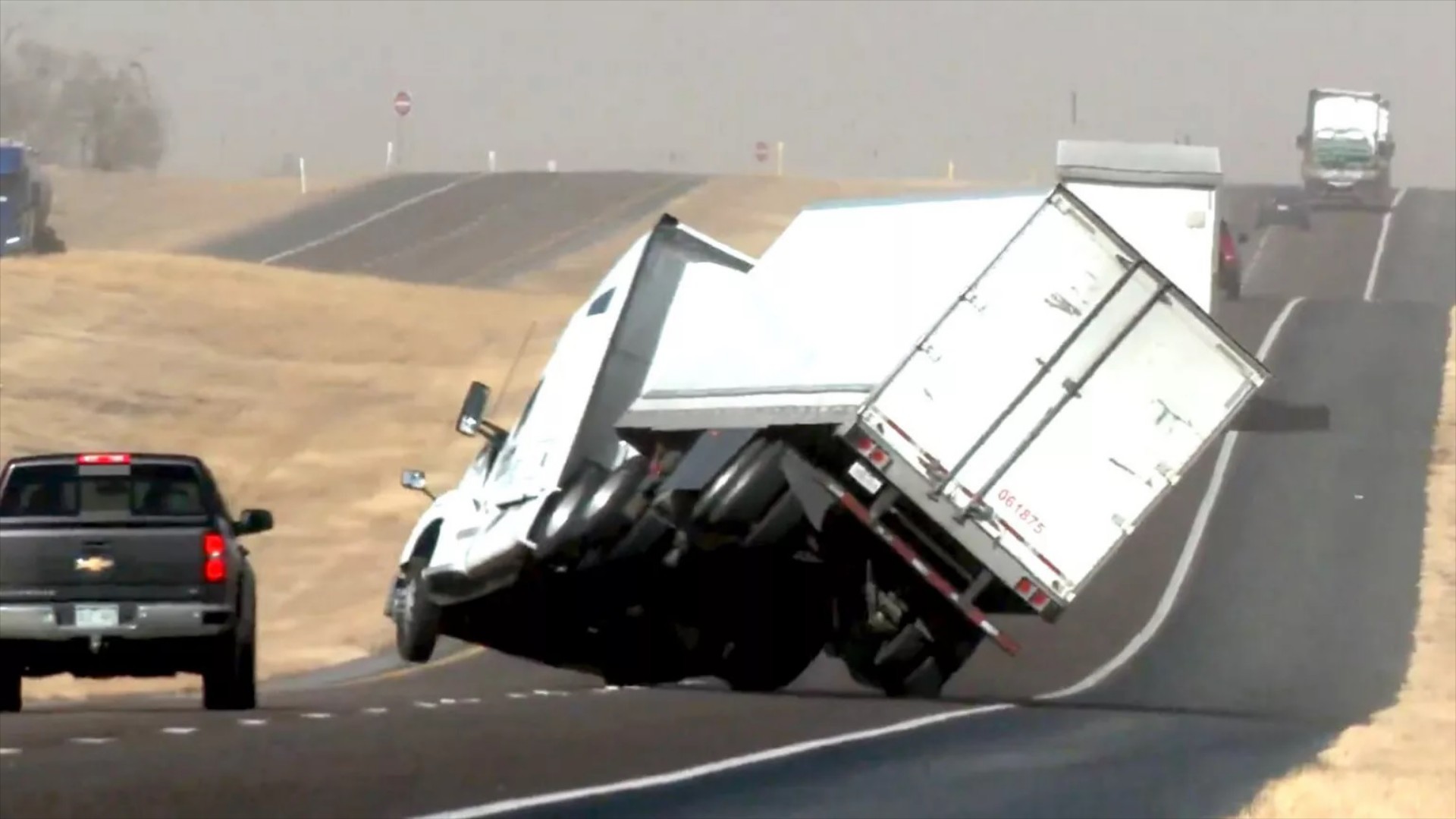 Video: Φορτηγό τουμπάρει στην εθνική από τον αέρα