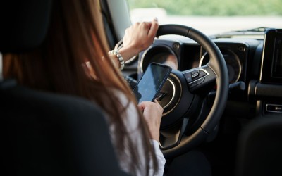 Κάμερες AI: Σε γράφουν αν κρατάς κινητό στο φανάρι;