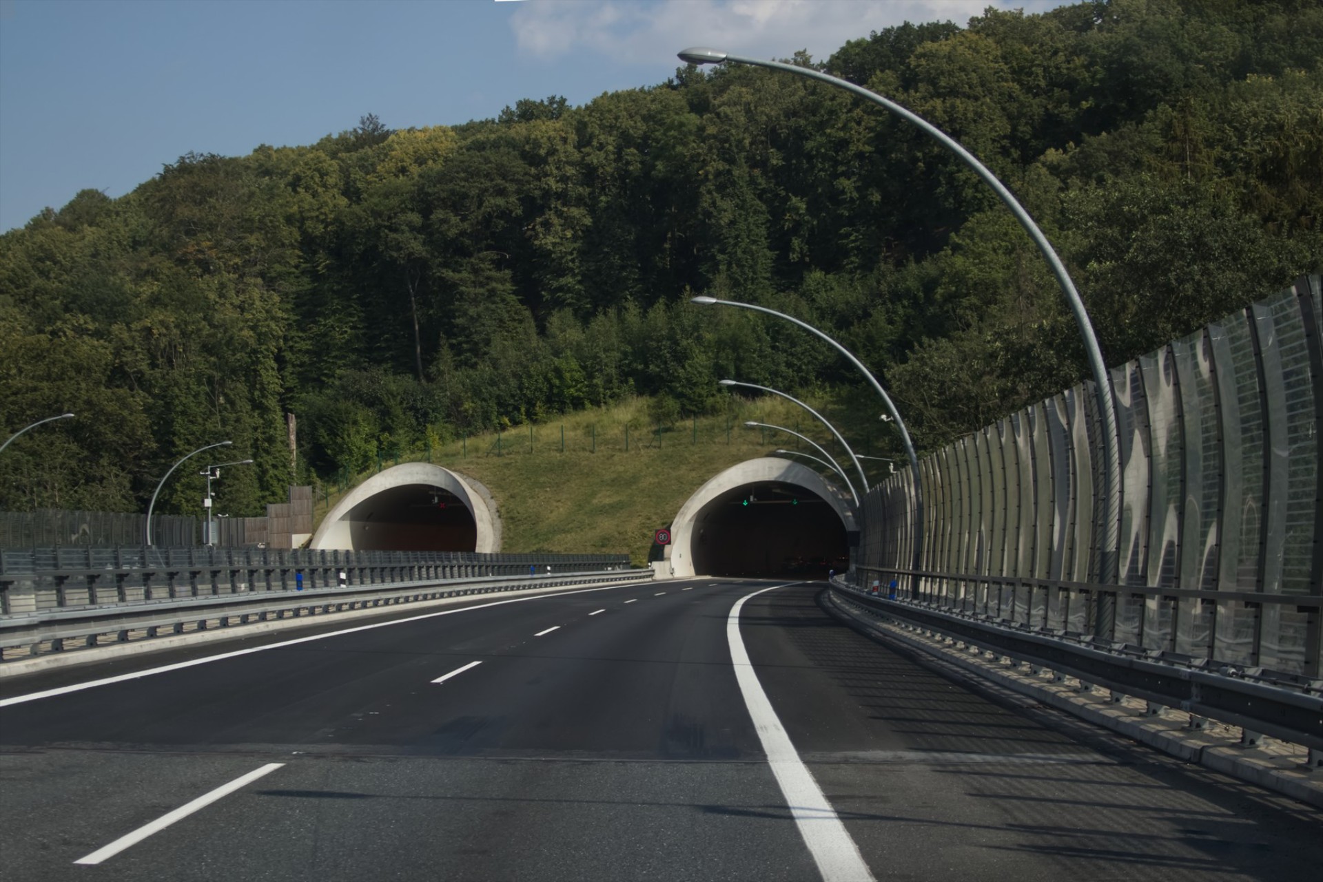 Ελλάδα: Έπεσε η άσφαλτος στον νέο αυτοκινητόδρομο των 46 km – Έχει παντού διπλά τούνελ