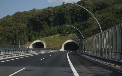 Ελλάδα: Έπεσε η άσφαλτος στον νέο αυτοκινητόδρομο των 46 km – Έχει παντού διπλά τούνελ