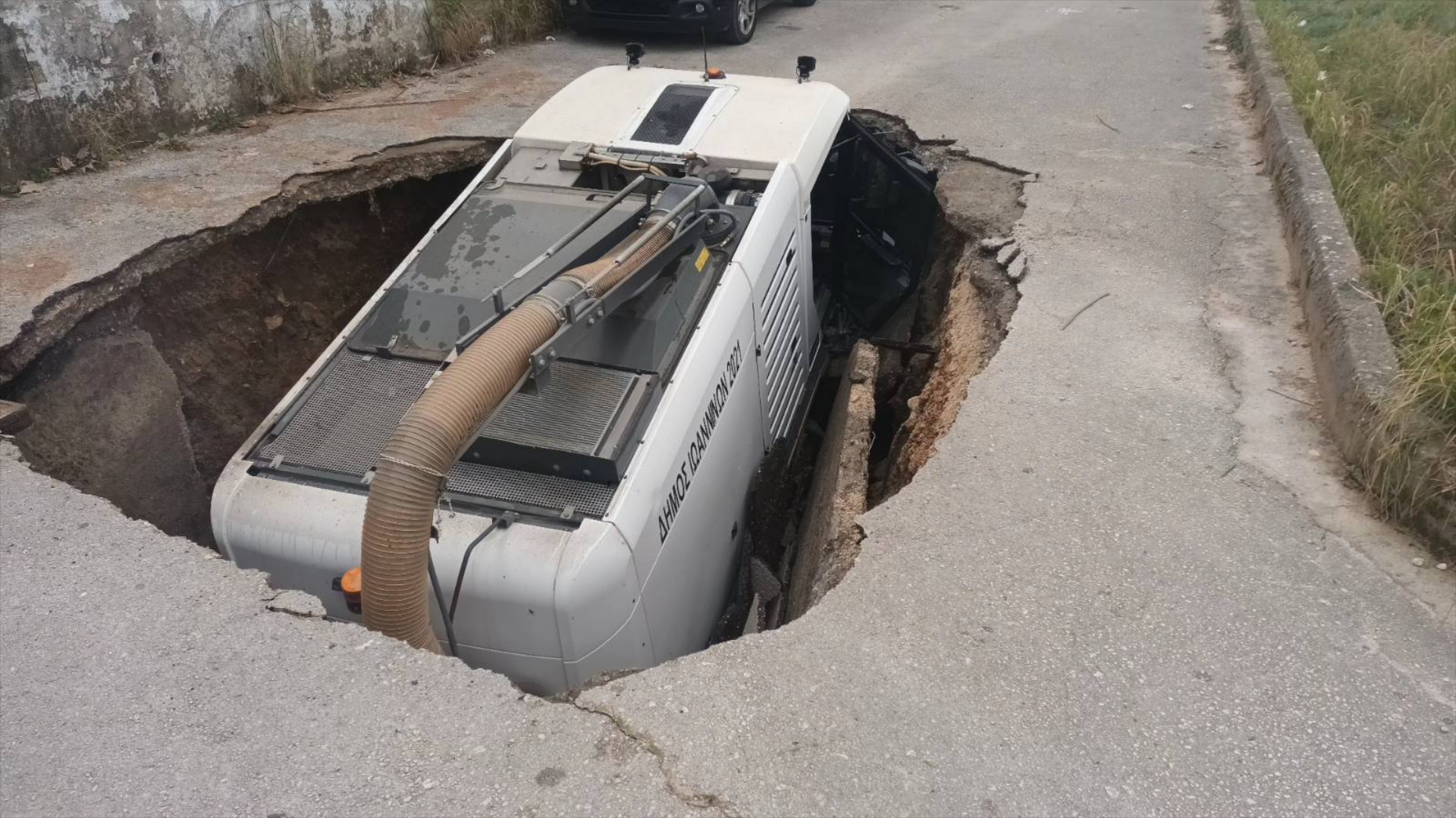 Ιωάννινα: Λακκούβα κατάπιε όχημα του Δήμου [video] 