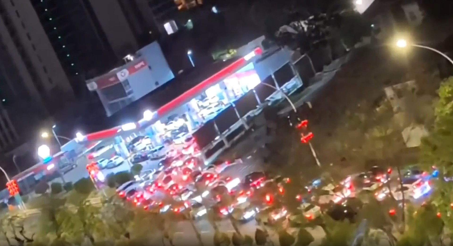 Video: Ουρές στα βενζινάδικα στη σημαντικότερη αγορά αυτοκινήτου του κόσμου