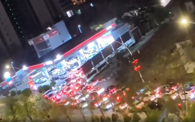 Video: Ουρές στα βενζινάδικα στη σημαντικότερη αγορά αυτοκινήτου του κόσμου