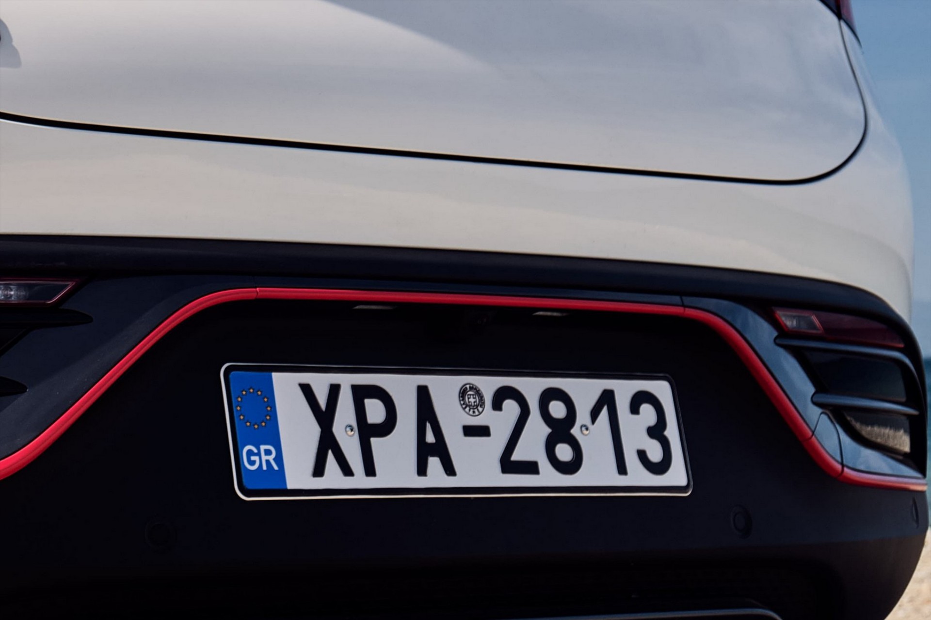 Πόσο θα κοστίζουν οι ακριβές πινακίδες στην Ελλάδα; – Πού θα πηγαίνουν τα λεφτά;