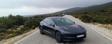 Οδηγούμε τη νέα και πιο προσιτή έκδοση του Tesla Model 3! 