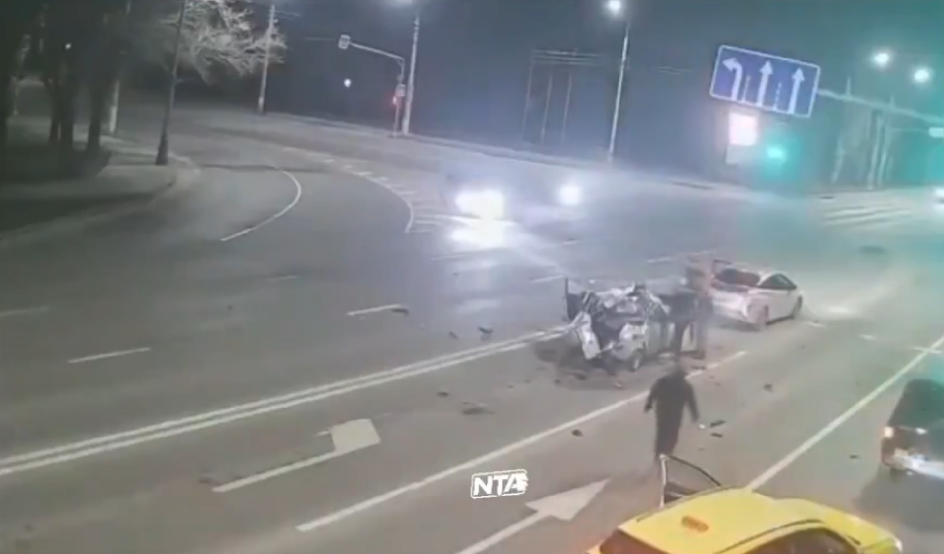 Μοτοσικλετιστής τρακάρει με 210 km/h σε όχημα στο φανάρι (προσοχή, σκληρές εικόνες)