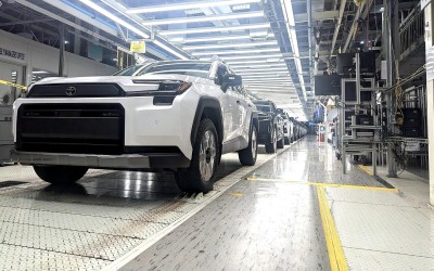 Η Toyota ετοιμάζει τους «δολοφόνους» της Tesla – Έρχονται μέσα στο 2026