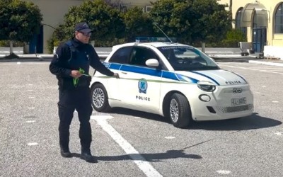 Η Ελληνική Αστυνομία κρατάει με ιμάντα ηλεκτρικό αυτοκίνητο για να μην κάνει bullying (video) 