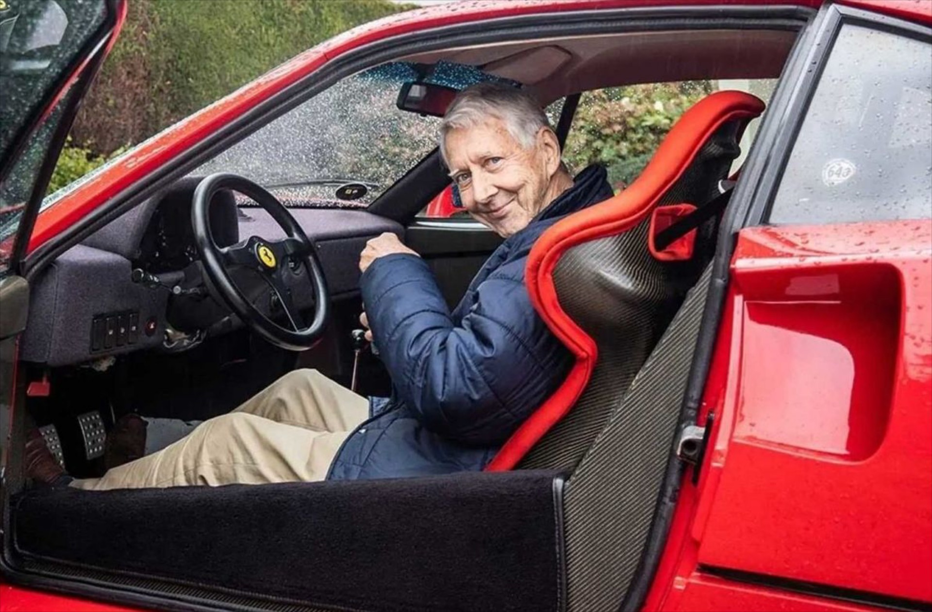 Ηats off στον 80χρονο που οδηγεί καθημερινά μια Ferrari F40 – Και μπαίνει στην πίστα
