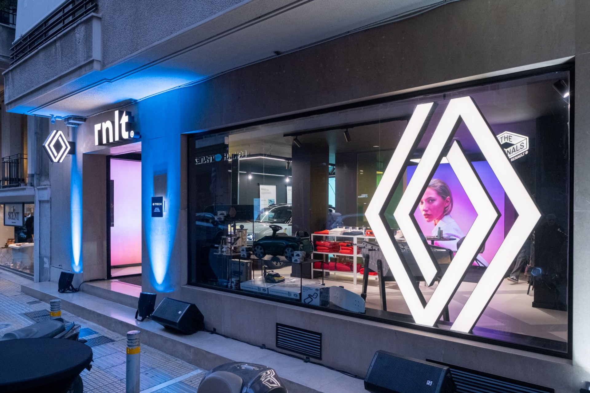 Τα μεγάλα εγκαίνια στο Κολωνάκι – Ήρθε το αφεντικό της Renault από τη Γαλλία 