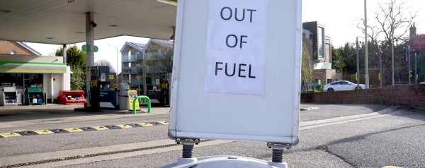 Ξεμένει από καύσιμα η μεγαλύτερη χώρα της ΕΕ – Στερεύουν οι αντλίες στα πρατήρια