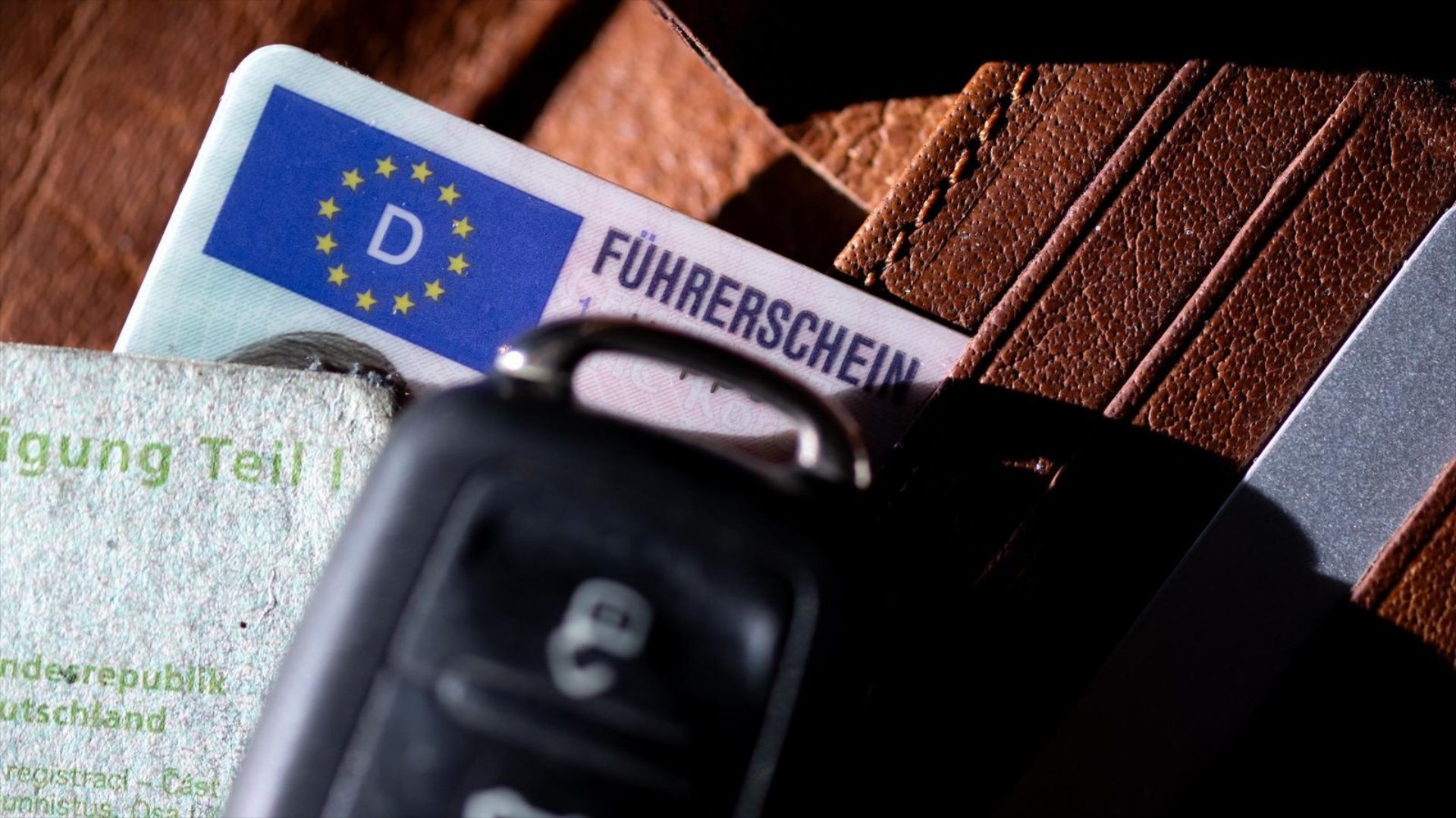 Μέγα σκάνδαλο στη Γερμανία – Υποψήφιοι οδηγοί έδιναν 2.000 ευρώ για να πάρουν δίπλωμα