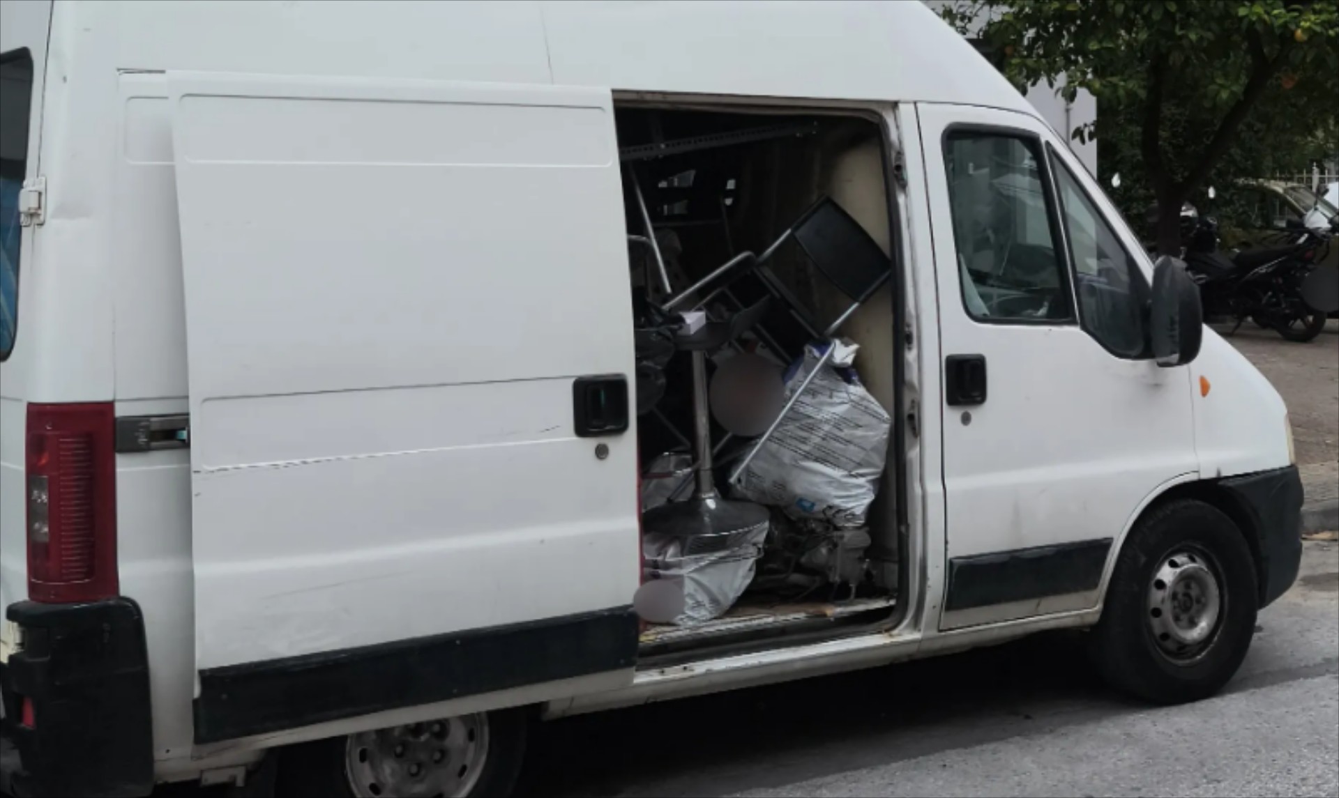 Πειραιάς: Αυτό είναι το λευκό Van με τις κλεμμένες μοτοσυκλέτες – Δείτε τι βρήκε η Αστυνομία