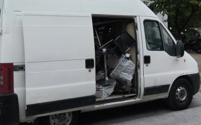 Πειραιάς: Αυτό είναι το λευκό Van με τις κλεμμένες μοτοσυκλέτες – Δείτε τι βρήκε η Αστυνομία