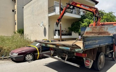Επιχείρηση «σκούπα» στη Λάρισα – Βγήκαν οι γερανοί στους δρόμους  