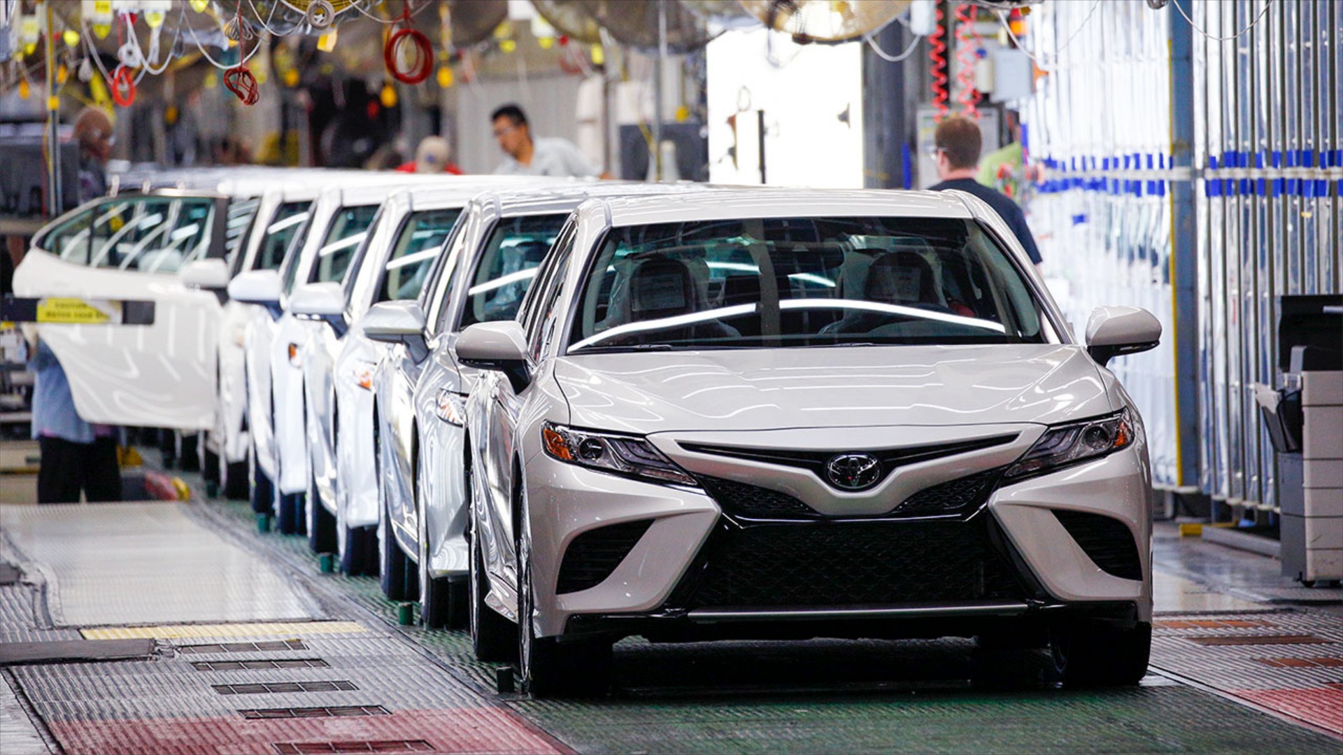Χρειάζονται 40 Toyota για να ισοφαρίσουν μια Ferrari - Kαι δε μιλάμε για ιπποδύναμη


