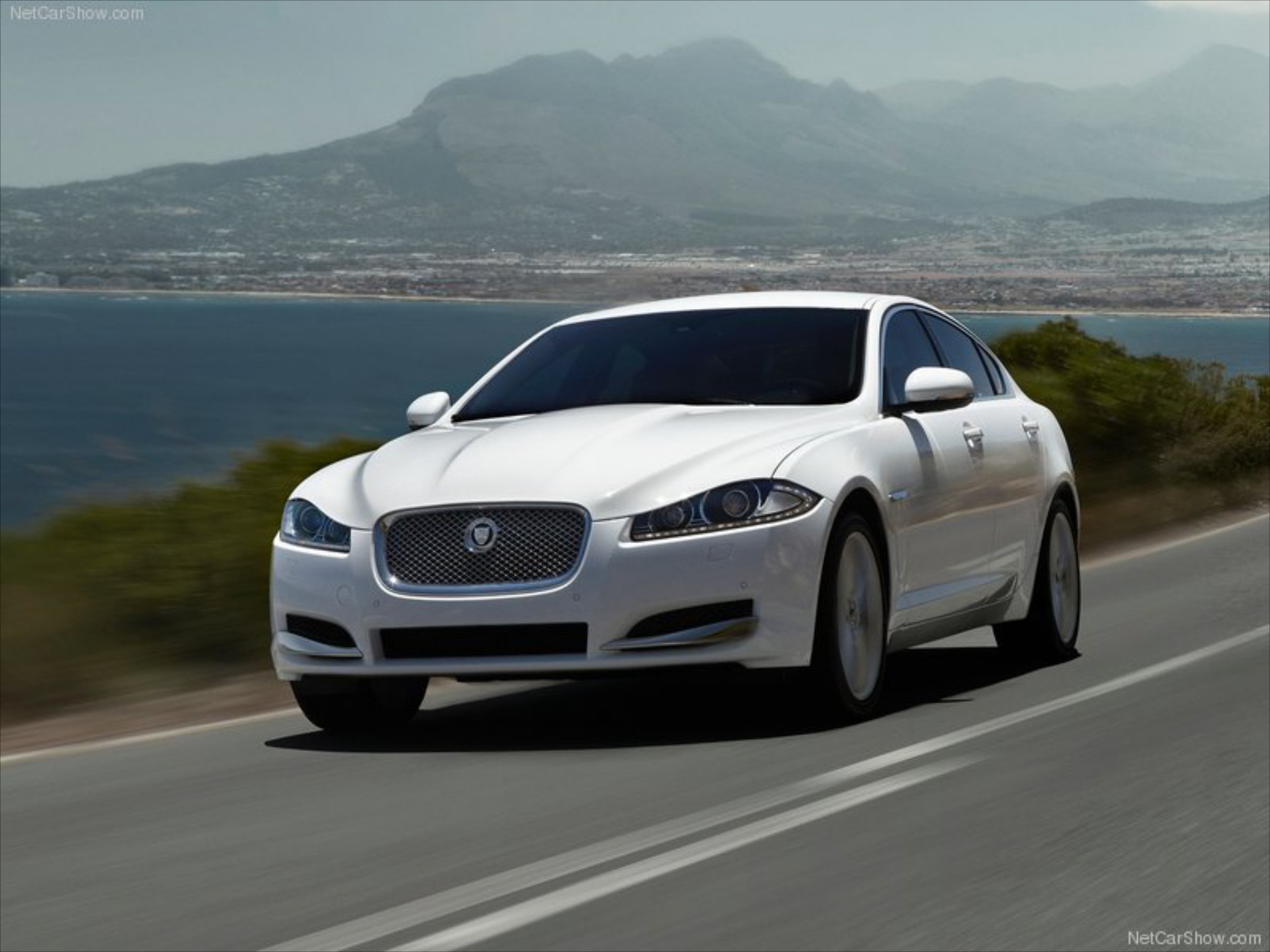 Τετρακίνητες οι Jaguar XF και XJ