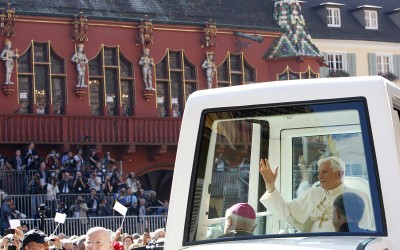 Πρόστιμο στο Πάπα για ζώνη