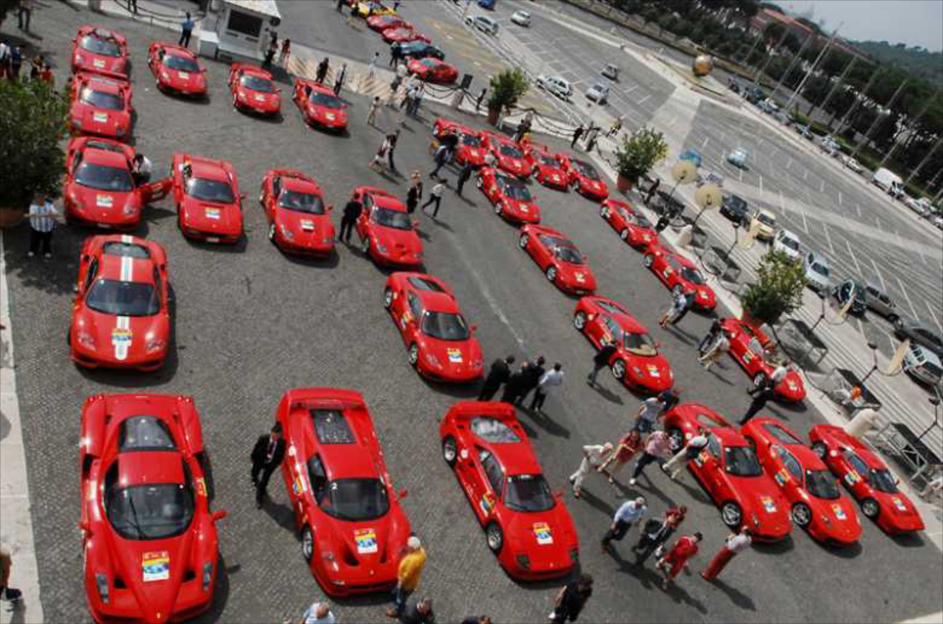 Ιταλία: Η εφορία ψάχνει τους Ferraristi