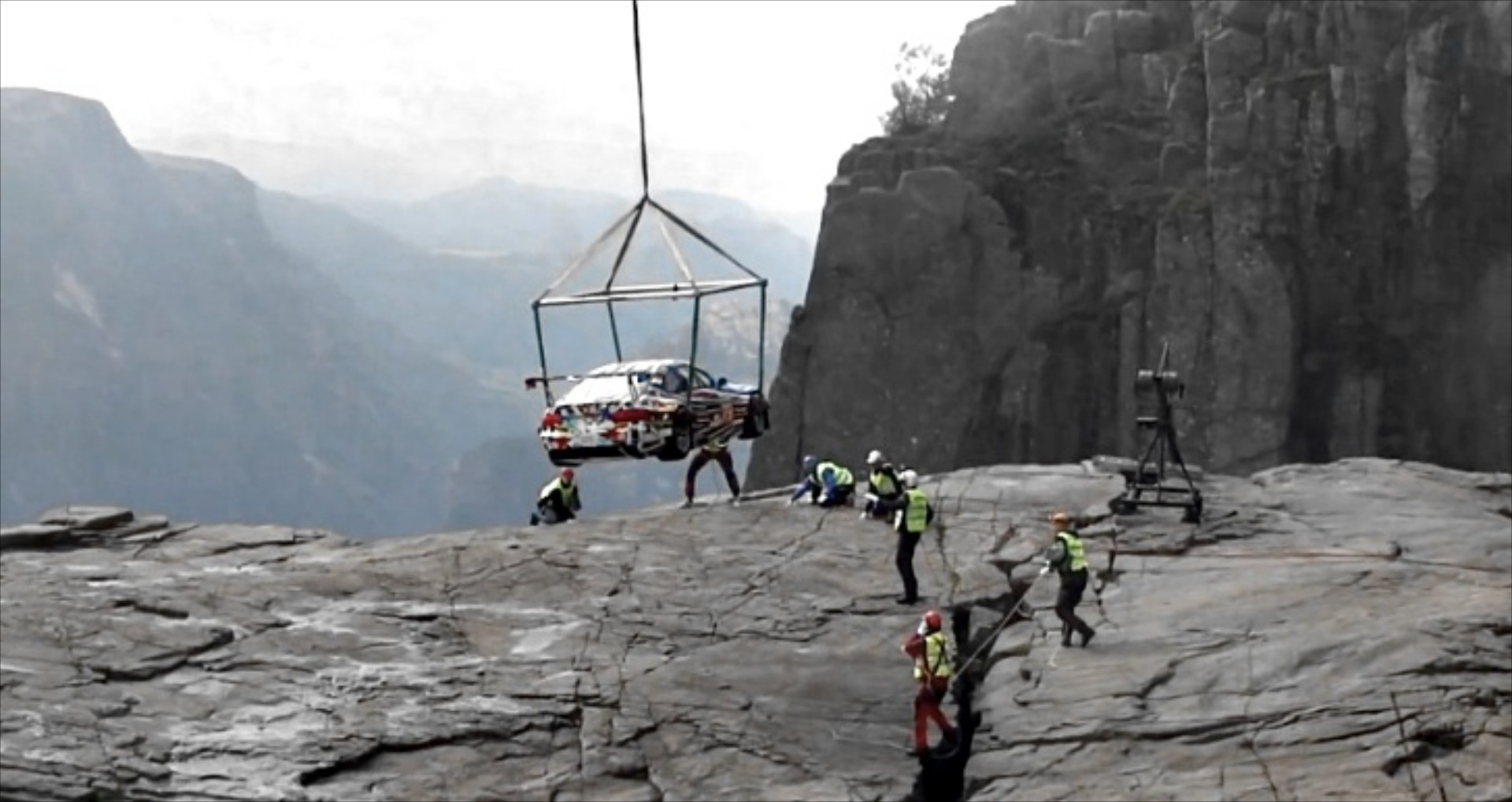 Video: Μία BMW M3 GT2 στα Νορβηγικά Cliffs

