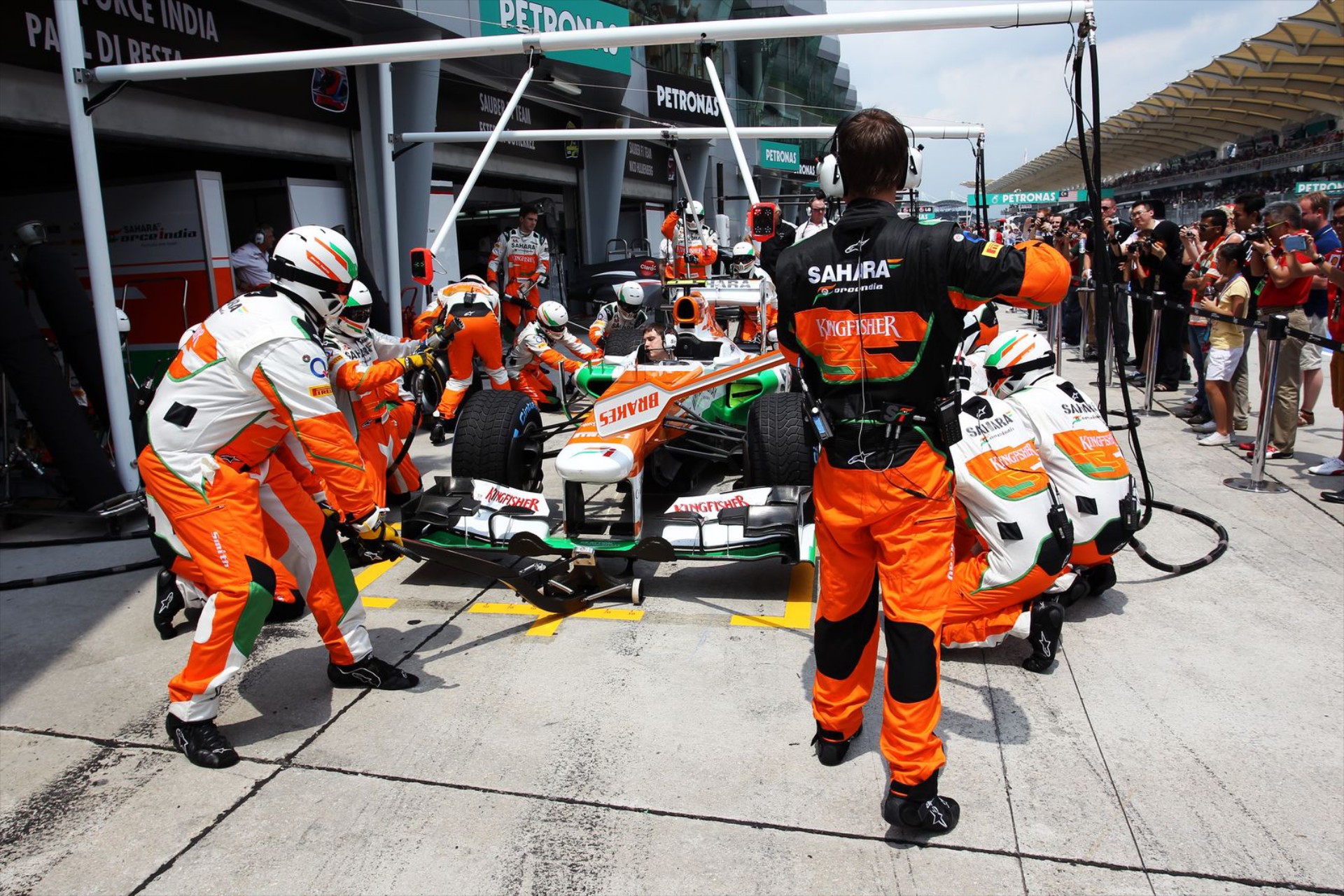 F1 pit crews feeling the pressure