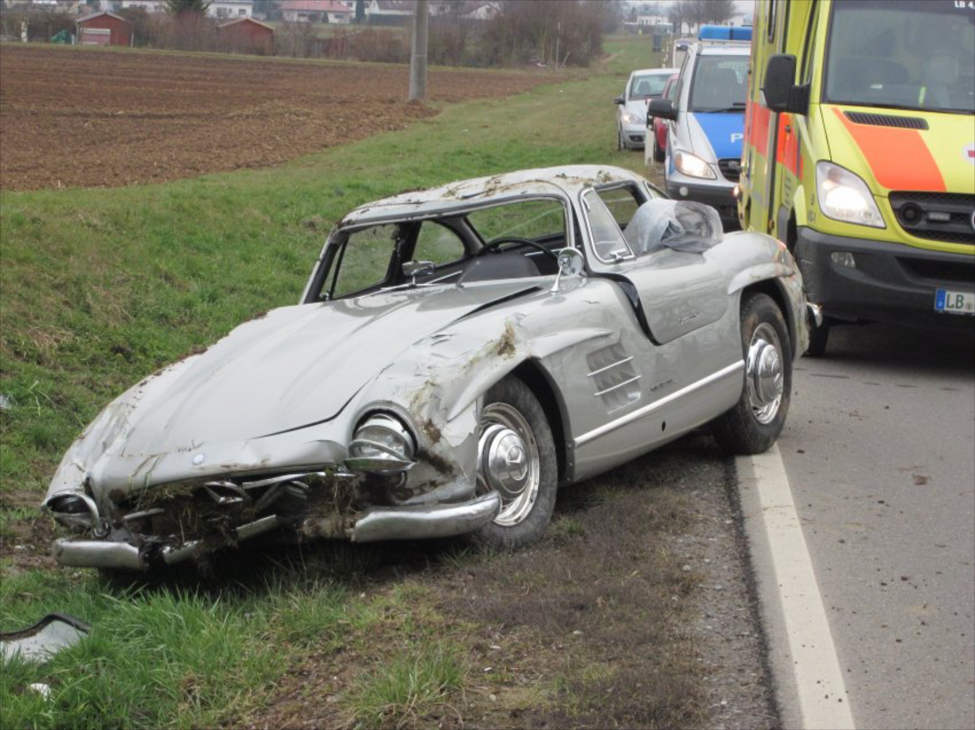 Mercedes 300 SL καταστράφηκε ολοσχερώς!