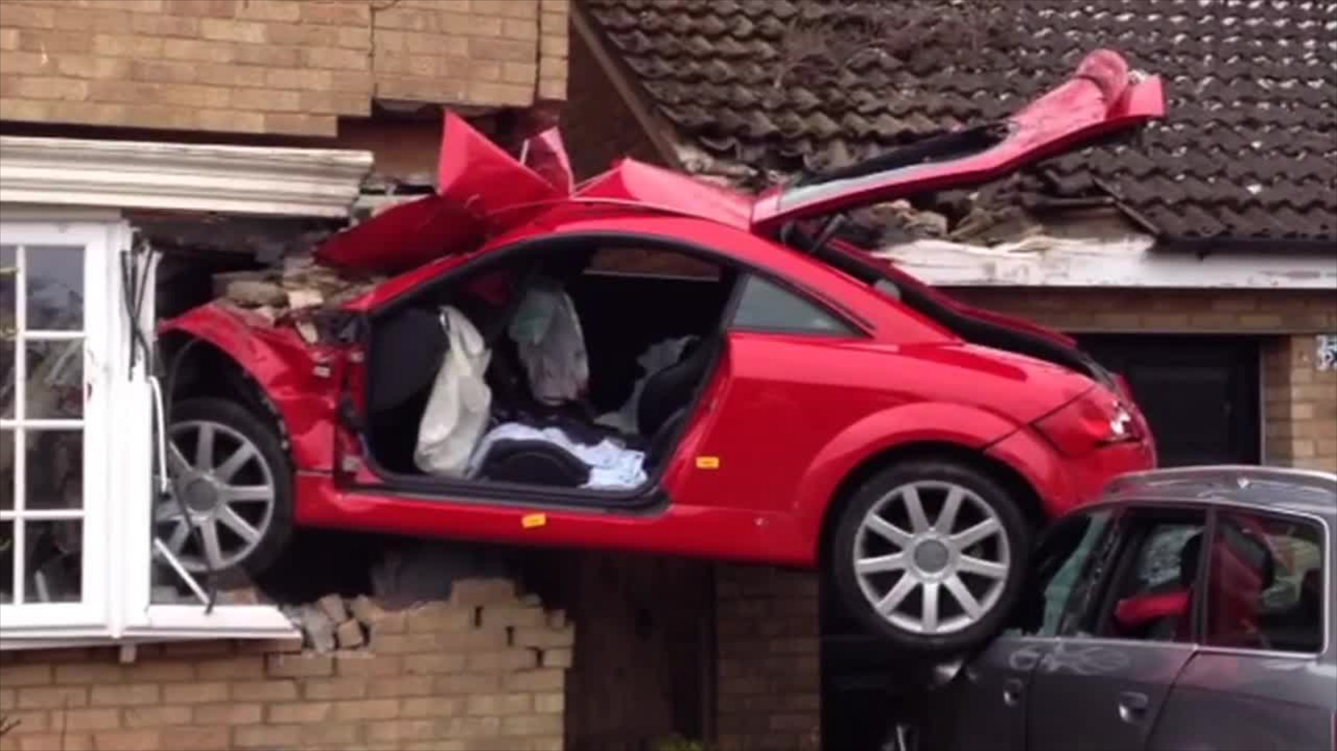 Video: Audi TT μπήκε από το παράθυρο στο σπίτι