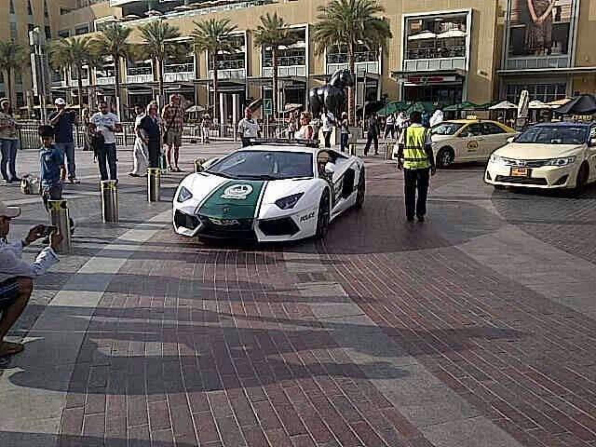 Η αστυνομία στο Dubai με Lamborghini