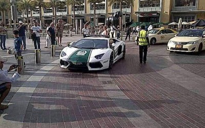Η αστυνομία στο Dubai με Lamborghini