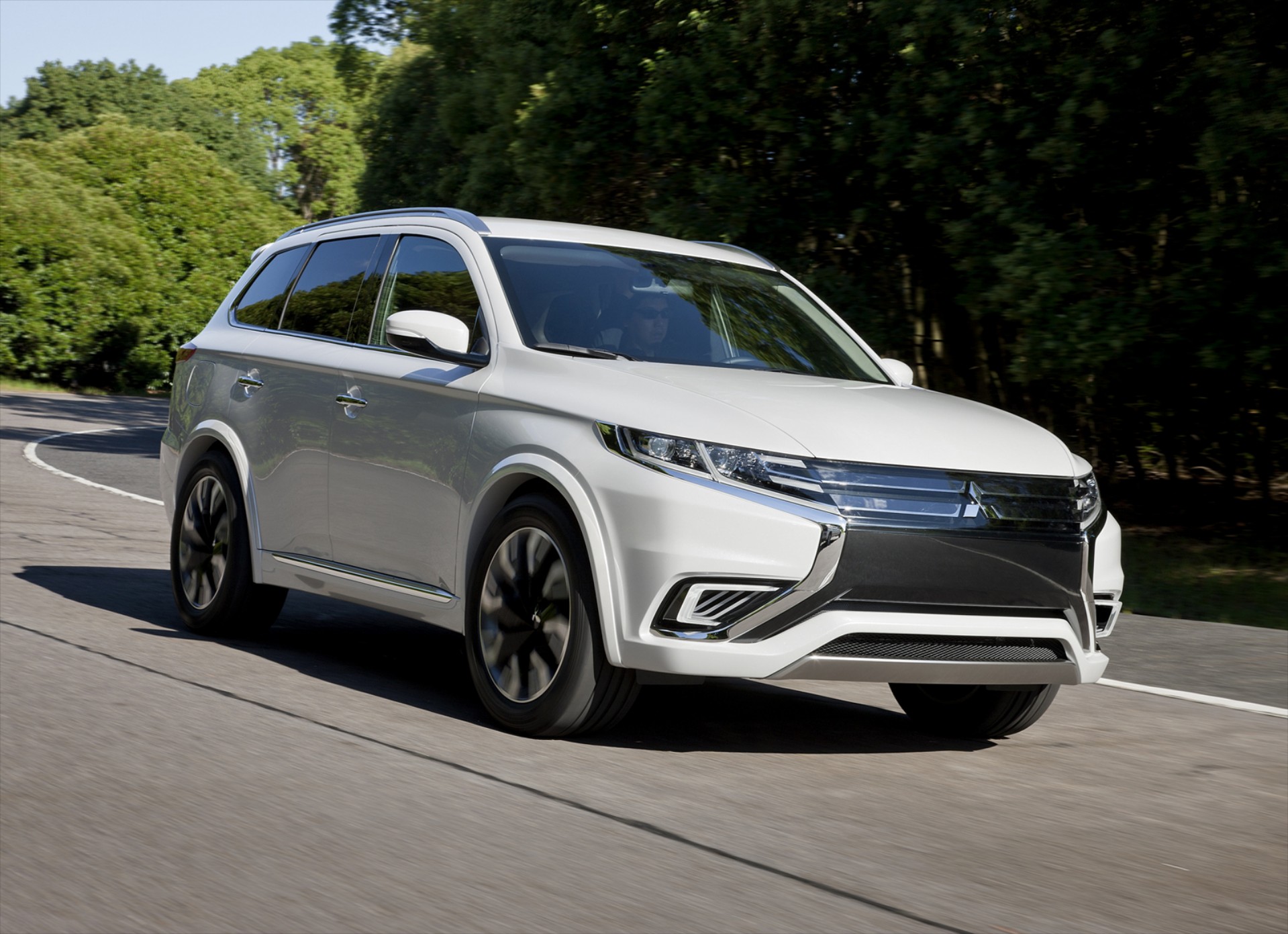 Το Outlander PHEV στην Αυτοκίνηση 2015
