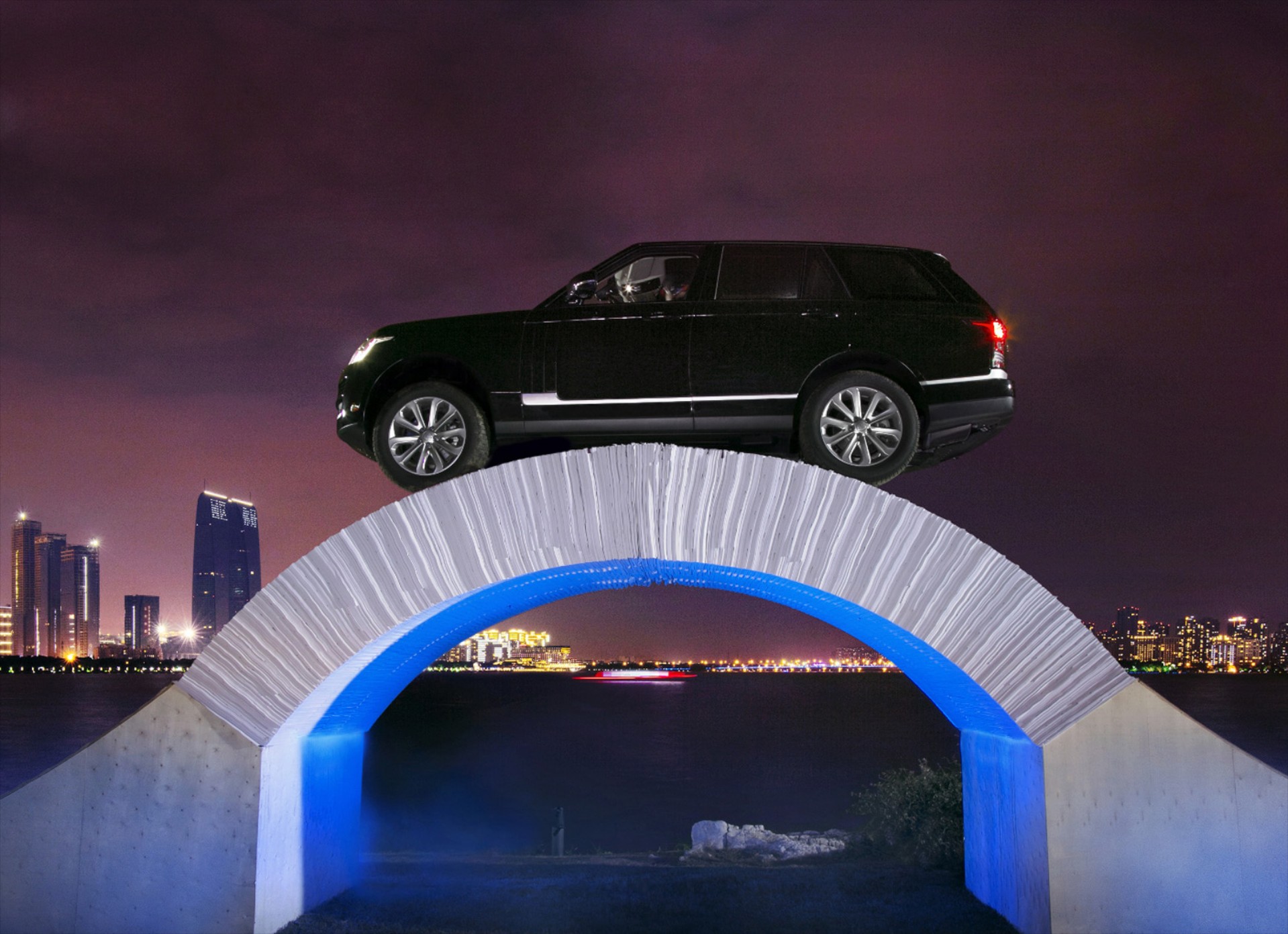 Range Rover διασχίζει… χάρτινη γέφυρα! (VIDEO)