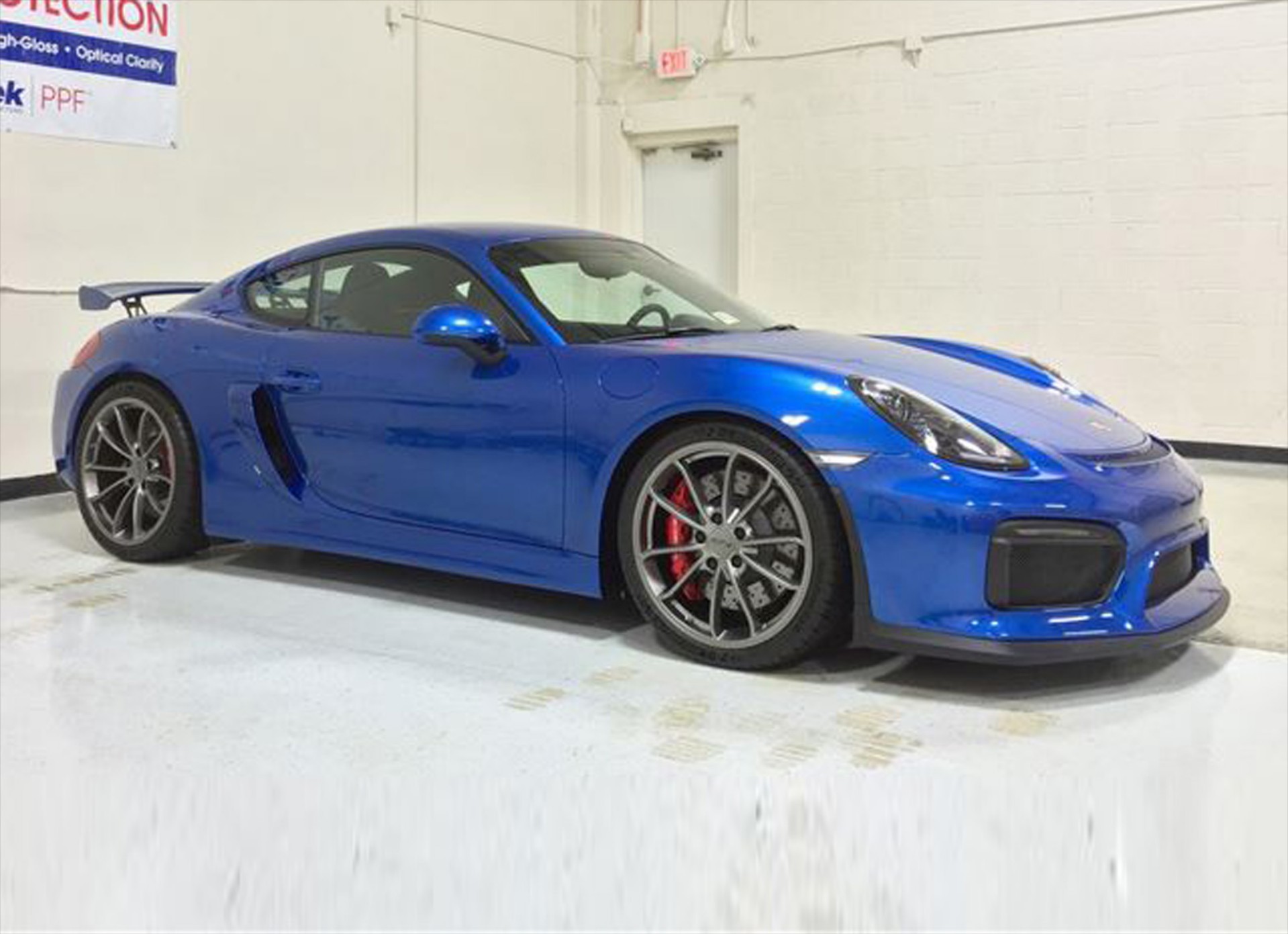 Γιατί πουλάει την Porsche Cayman GT4;