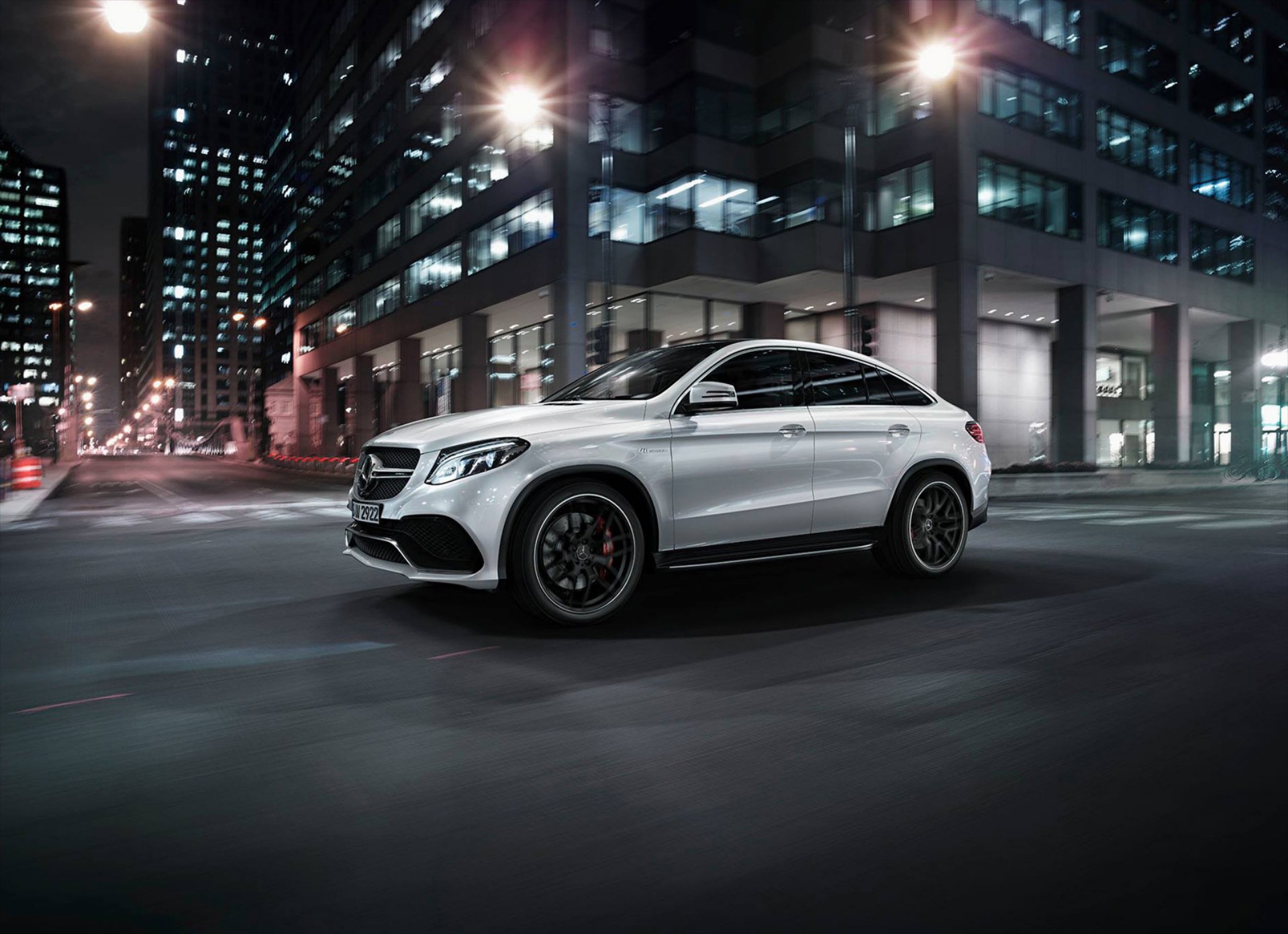 Η Mercedes-Benz έβαλε τα γιορτινά της