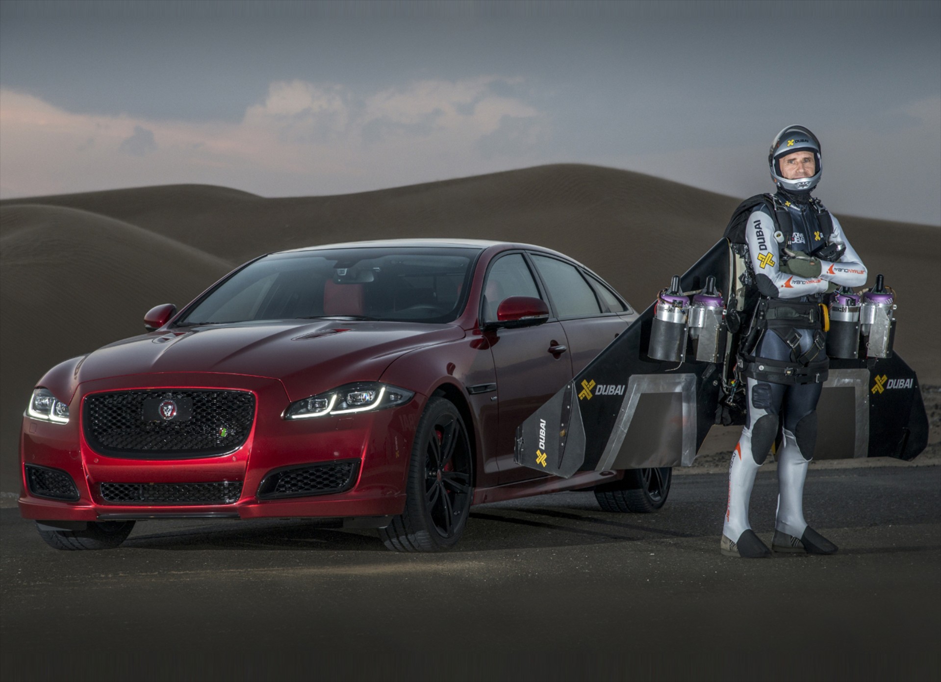 Άνθρωπος-πύραυλος κόντρα με Jaguar XJR (video)