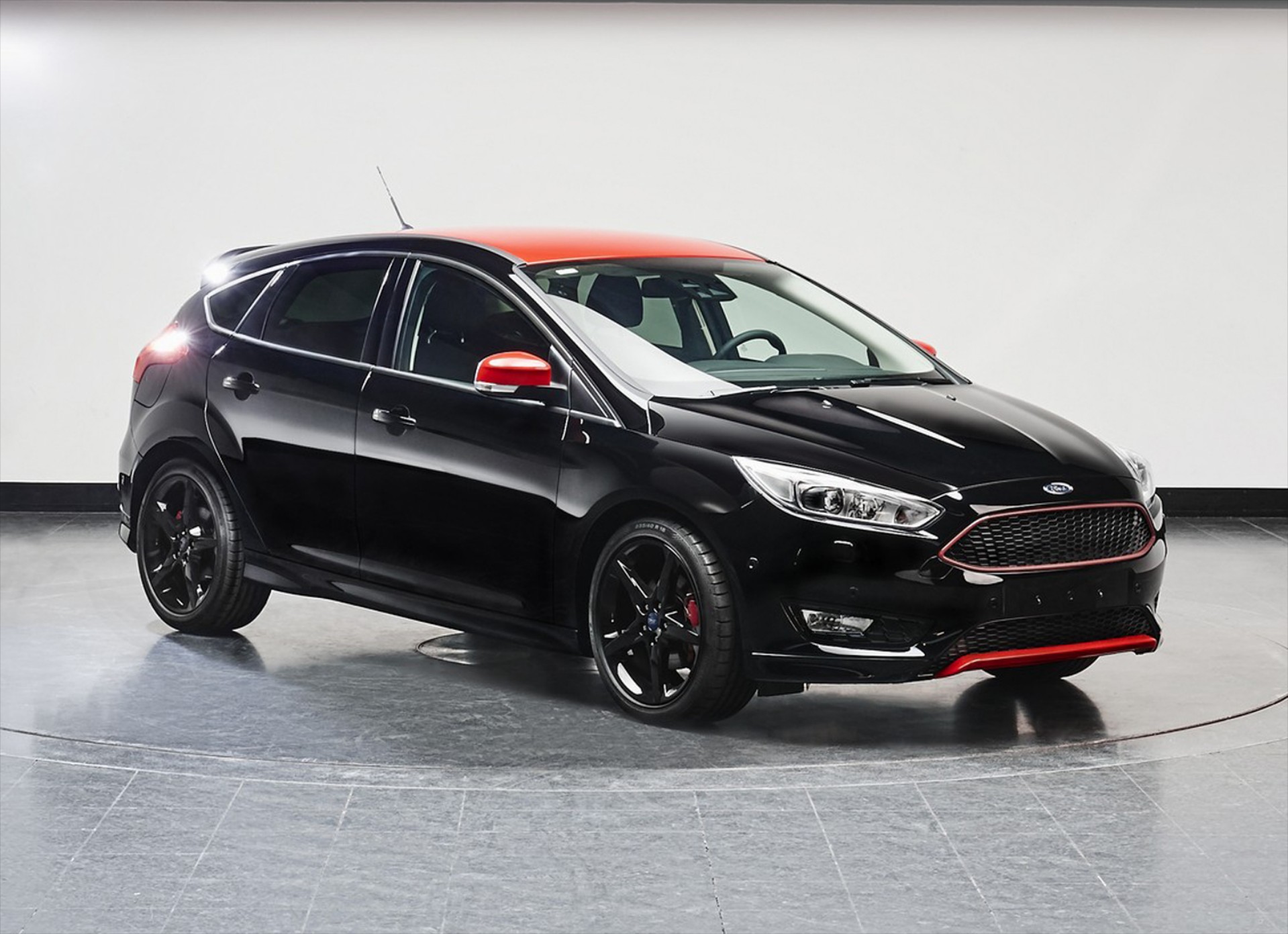 Νέα Ford Focus Black & Red Edition