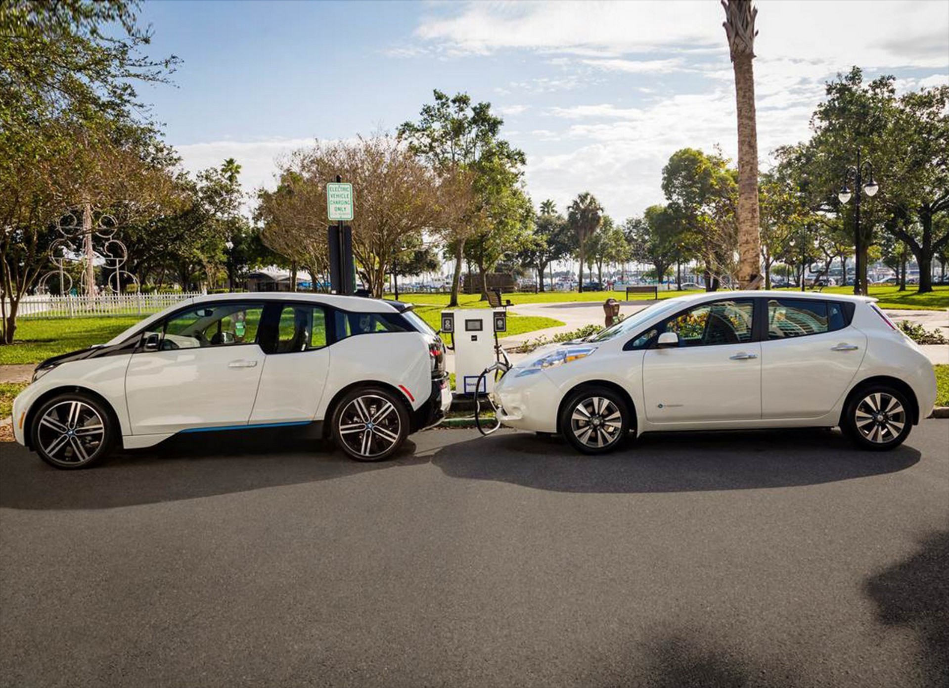 Συνεργασία BMW & Nissan για νέους σταθμούς φόρτισης