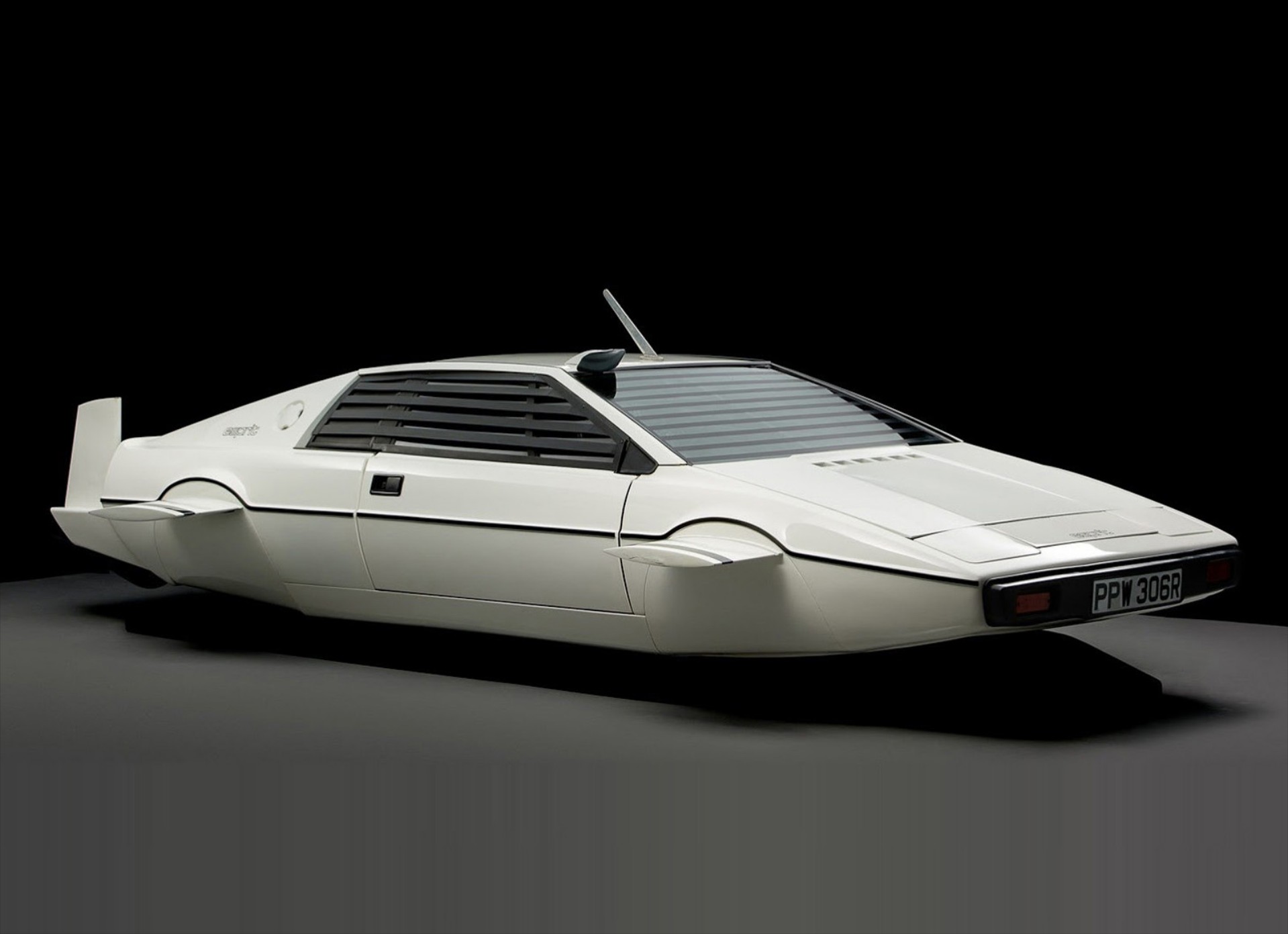 Διαθέσιμη η Lotus… υποβρύχιο του James Bond 