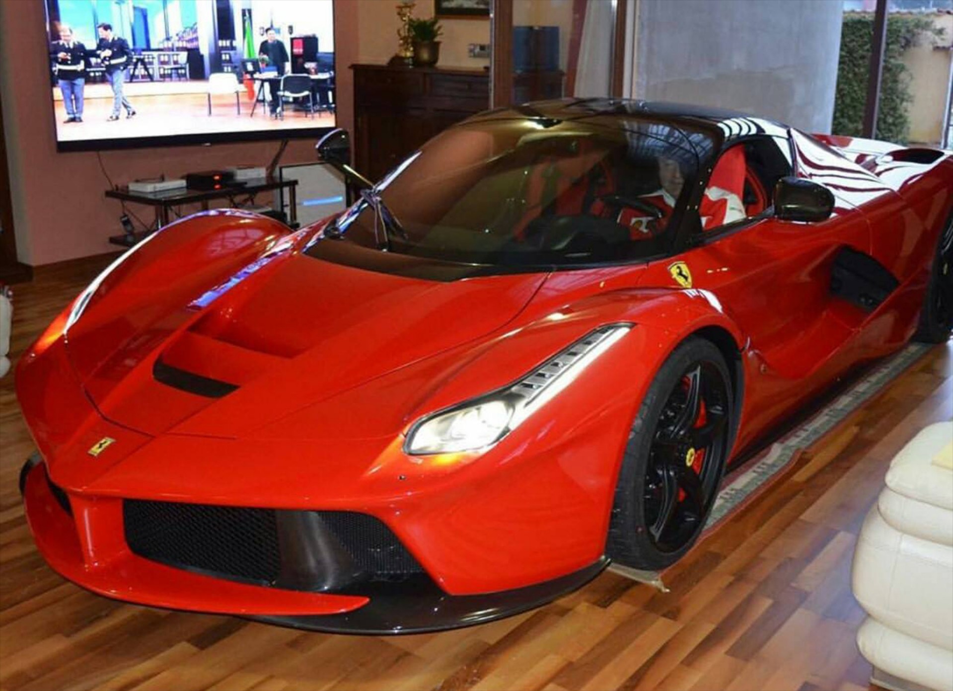 Η LaFerrari είναι για… μεγάλα σαλόνια