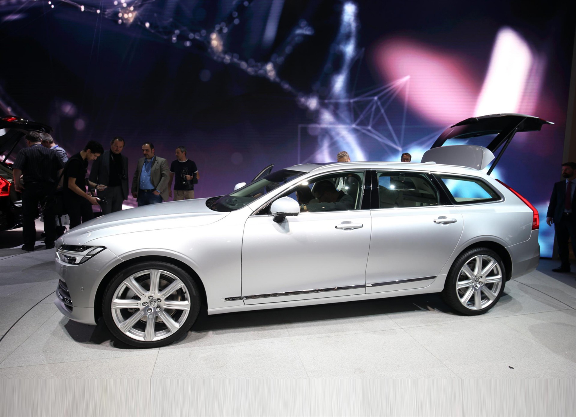Πρεμιέρα για το πρακτικό Volvo V90