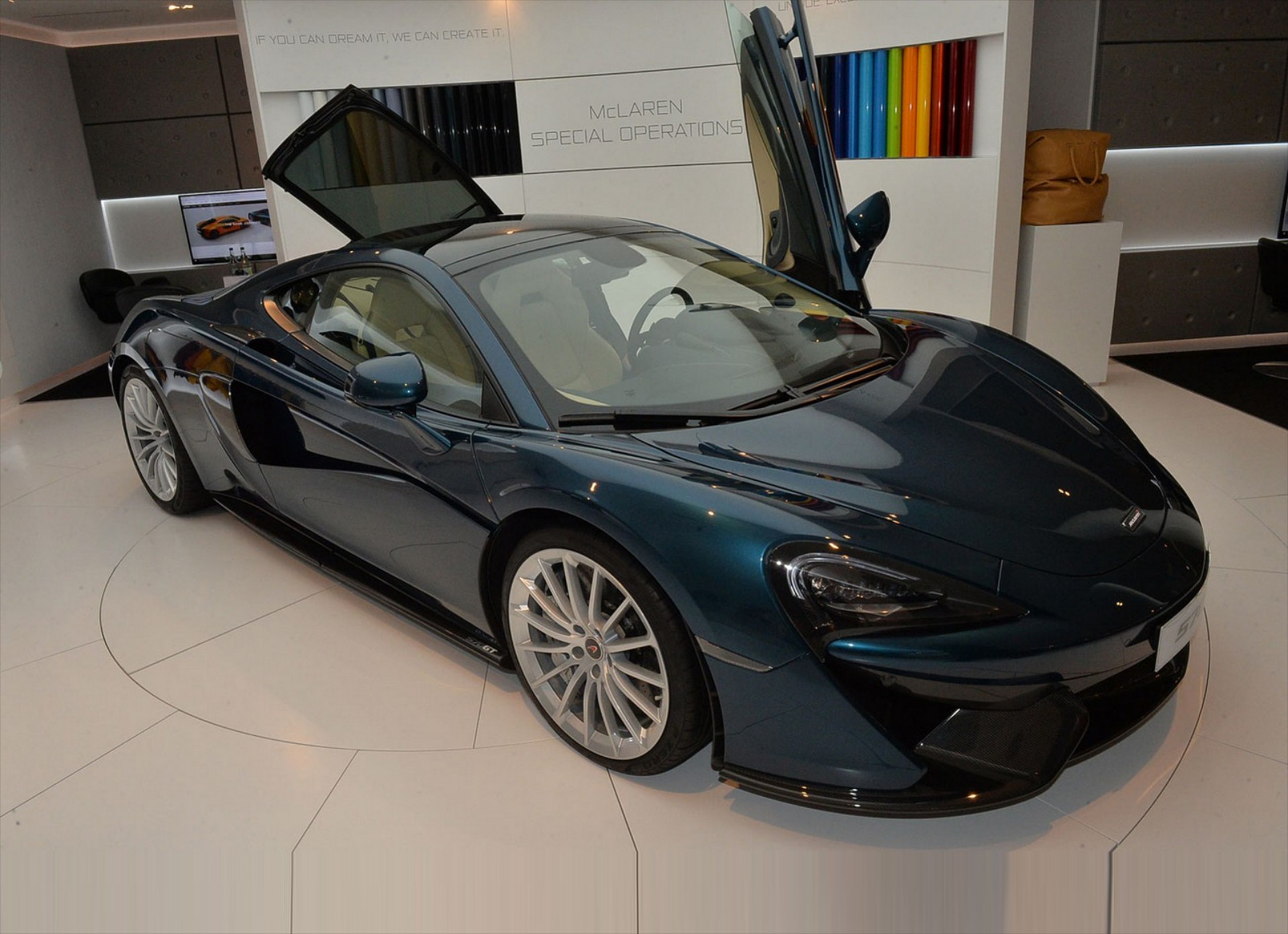 McLaren 570GT: Ένα «καθημερινό» αυτοκίνητο (video)