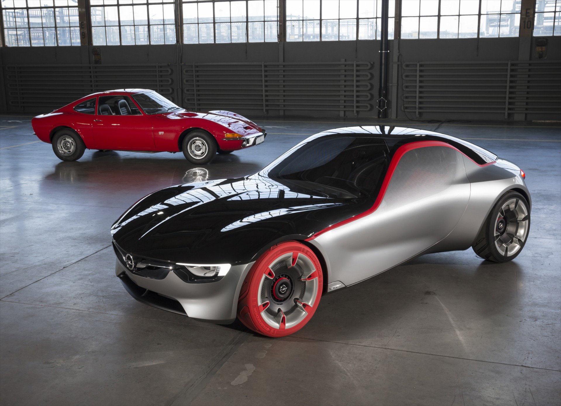 Το σύγχρονο Opel GT δίπλα στην ιστορία του