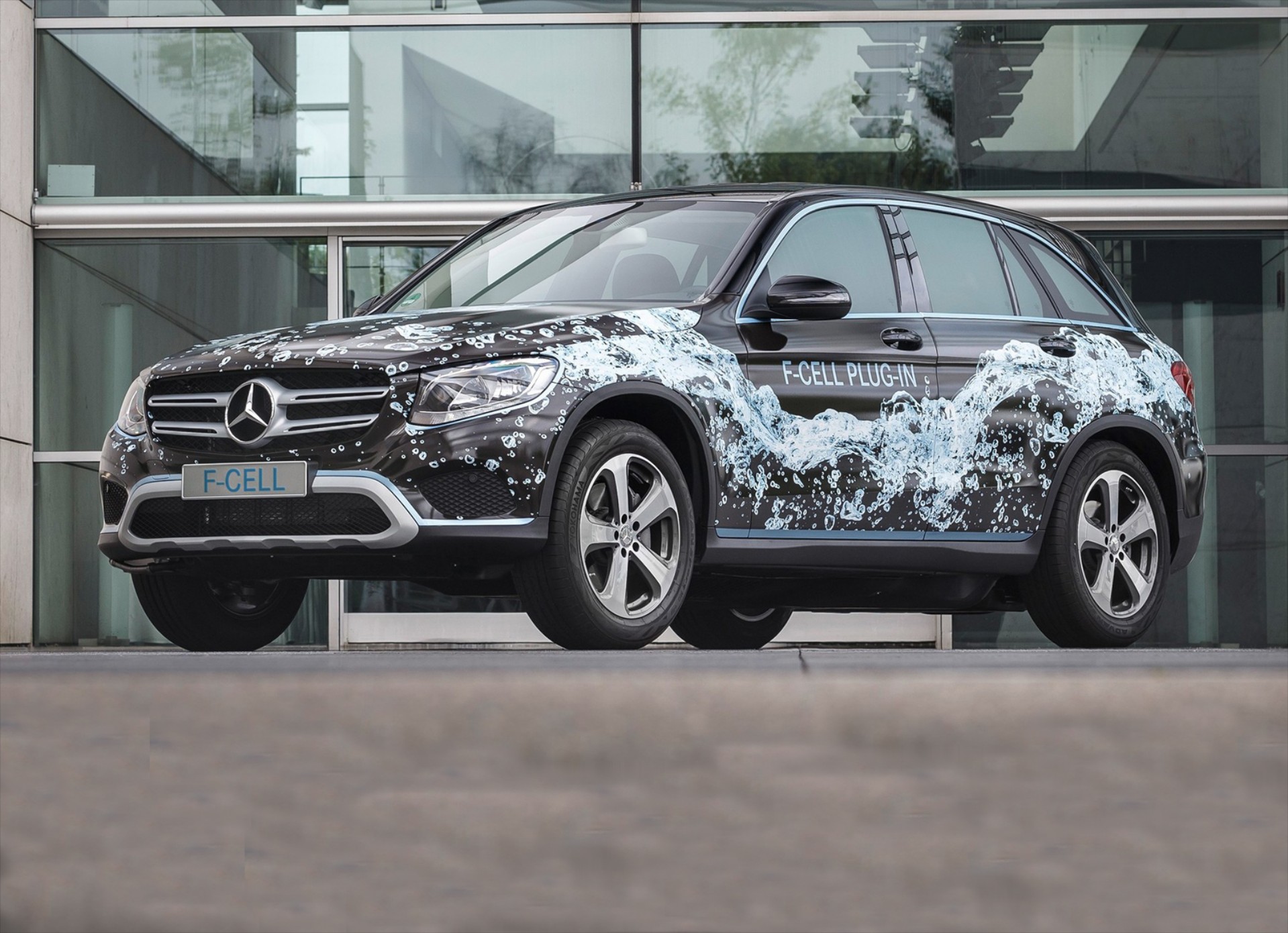 Η Mercedes-Benz GLC F-CELL μπαίνει στην πρίζα