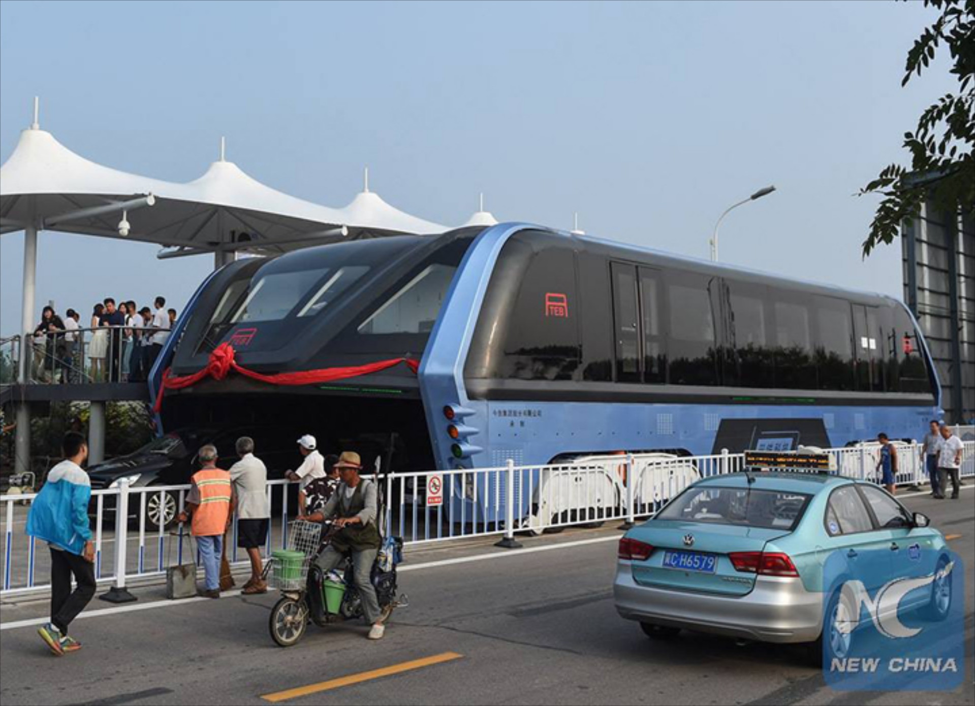 Το πρώτο υπερυψωμένο λεωφορείο στην Κίνα (video)