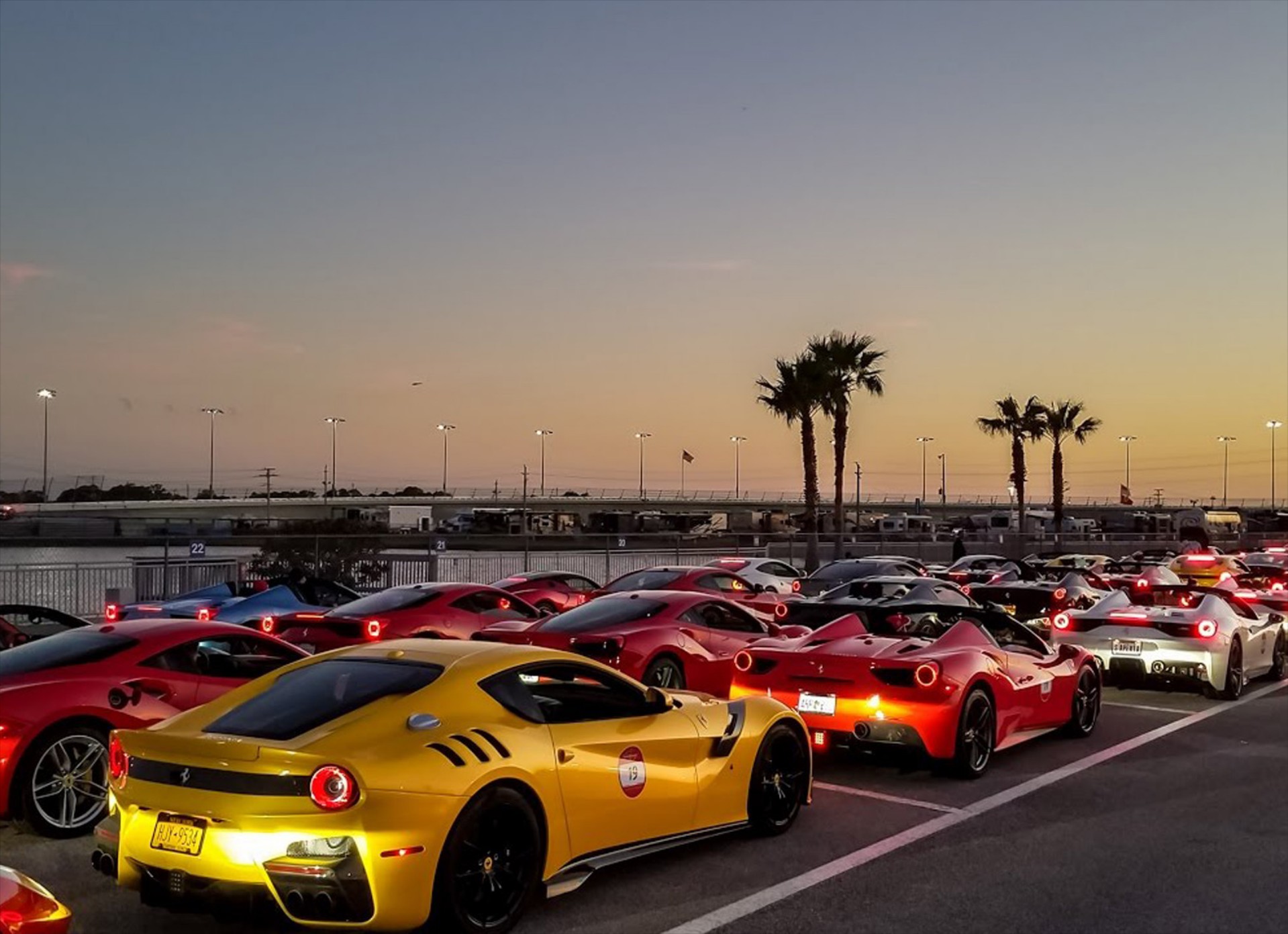 Video: 800 Ferrari στην ίδια πίστα