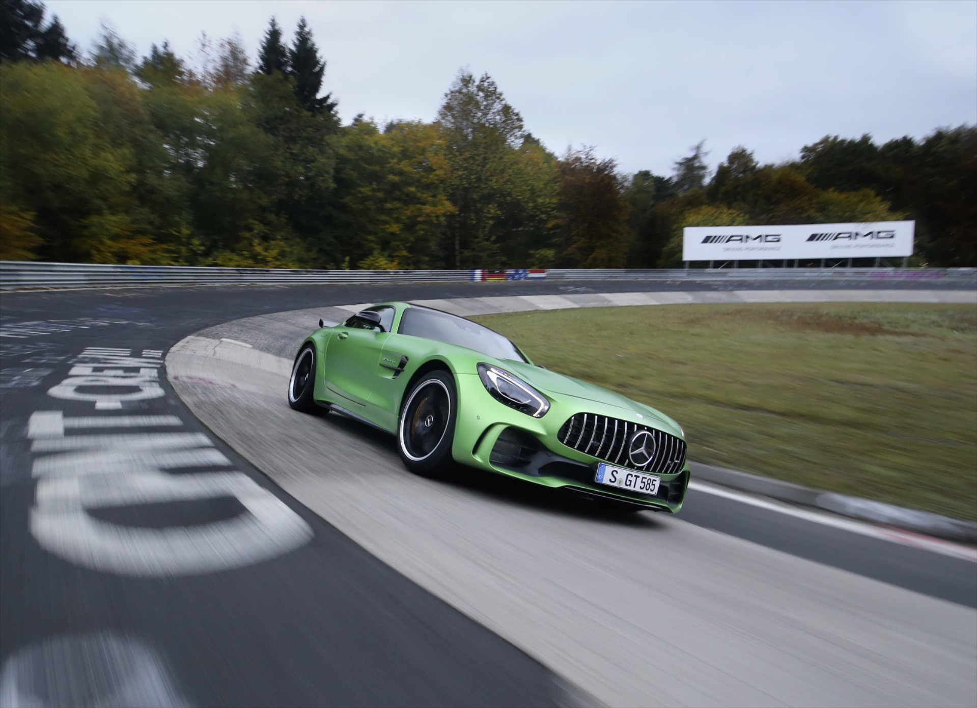 Video: Έσπασε τα χρονόμετρα η Mercedes-AMG GT R