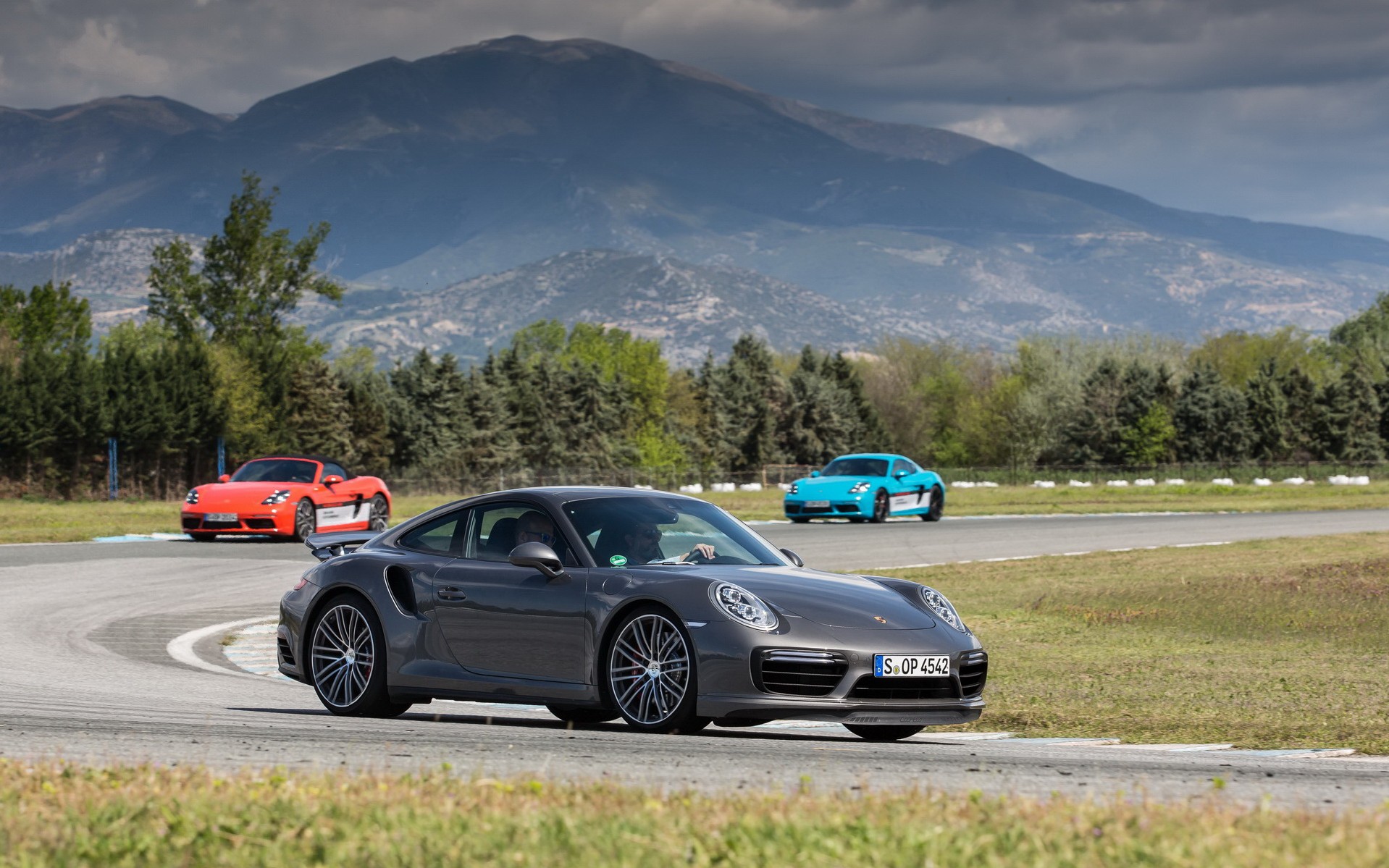 Στις Σέρρες με 911 Turbo, Panamera Turbo, Cayman S, Boxster S και Macan Turbo
