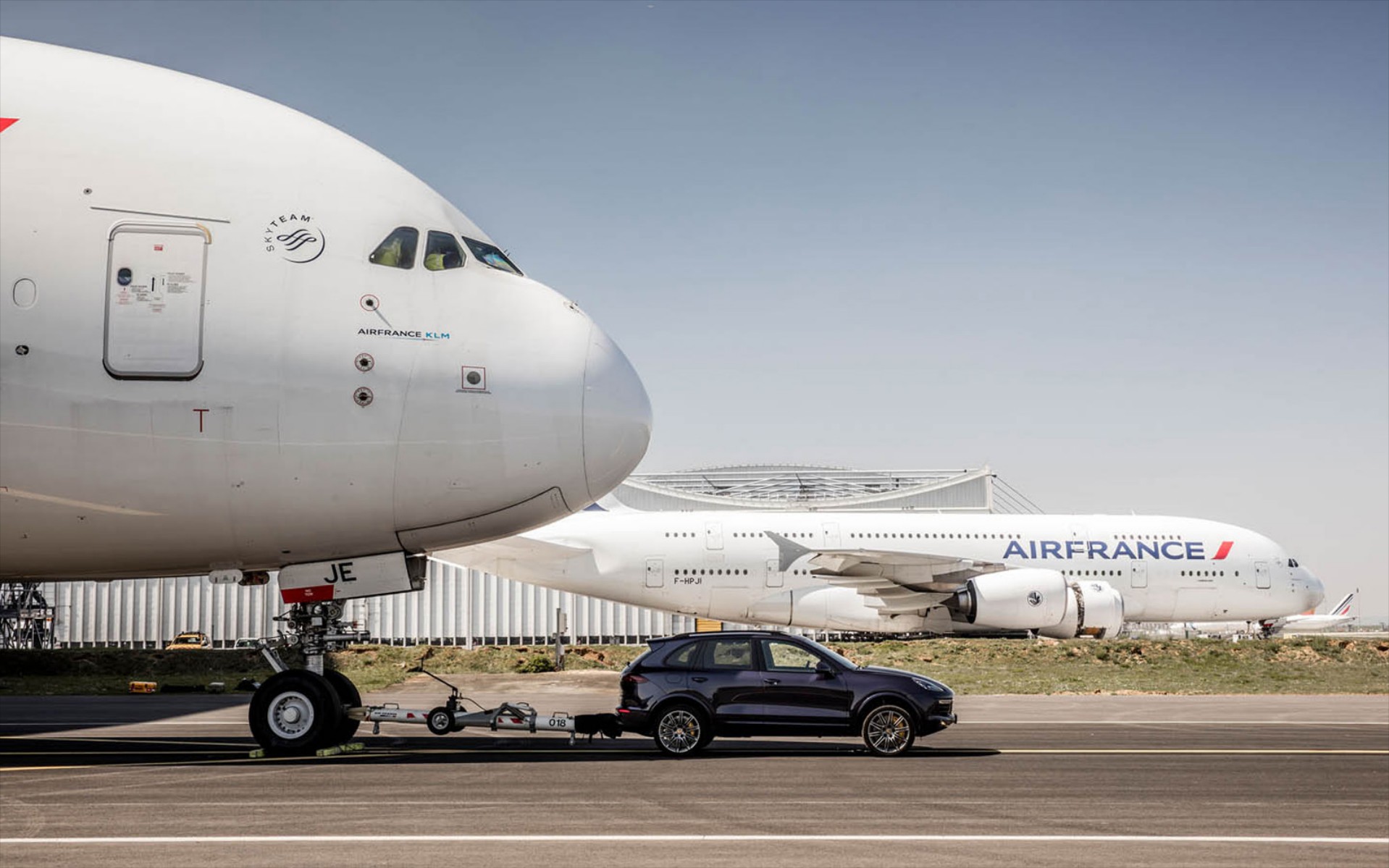 Porsche Cayenne ρυμουλκεί Airbus 285 τόνων (video)
